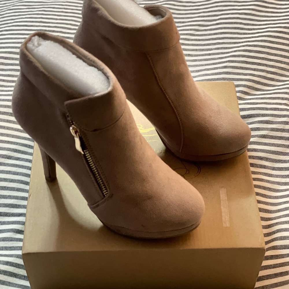 Brand new in box. Trends. Size US 6.5 women. - Picture 10 of 15